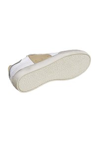 Sneaker bianco con una parte superiore in pelle liscia e suola in gomma testurizzata. I lati presentano accenti beige e sottili perforazioni per la ventilazione.