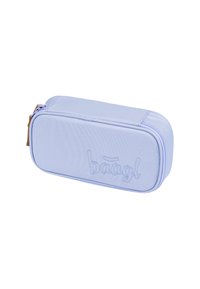 Jasnoniebieskie etui na przybory szkolne wykonane z tkaniny, charakteryzujące się gładką fakturą i haftowanym logo; prostokątna forma z zapięciem na zamek błyskawiczny i brązowym uchwytem.