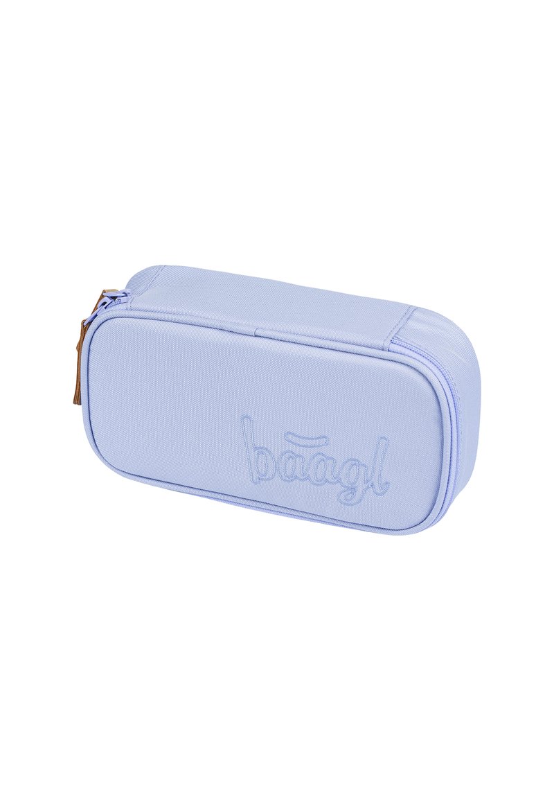 Jasnoniebieskie etui na przybory szkolne wykonane z tkaniny, charakteryzujące się gładką fakturą i haftowanym logo; prostokątna forma z zapięciem na zamek błyskawiczny i brązowym uchwytem.