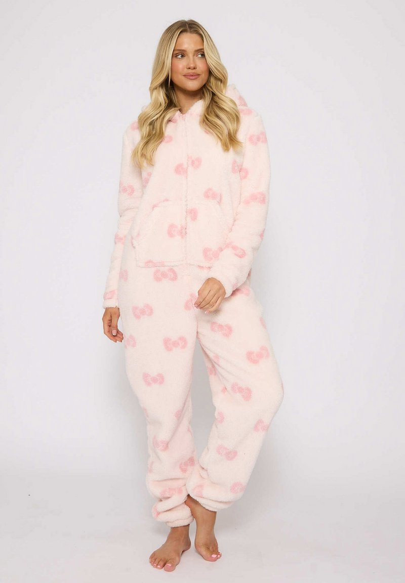 Rosa fleece heldragt med en fluffy tekstur, udstyret med hætte og frontlommer, dekoreret med et gentaget sløjfe-mønster. Casual og oversized pasform.