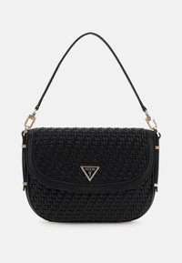 Svart vävd läderaxelväska med rundad klaff, detaljer i guldfärg och triangelformad Guess-logoplack i mitten fram.