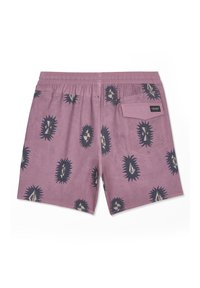 Short de bain violet avec motifs de rayons de soleil noirs et beiges, taille élastique et une seule poche arrière avec une étiquette de marque.