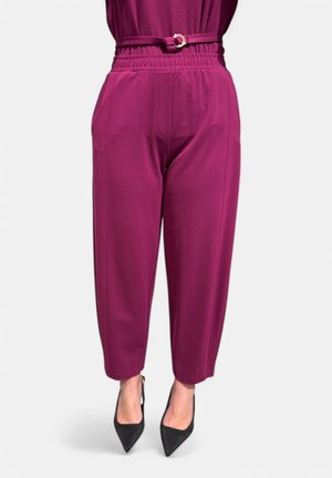 Pantaloni bordeaux con cintura elasticizzata, una cintura con fibbia tonda e gambe affusolate. Tessuto liscio con una sottile lucentezza.