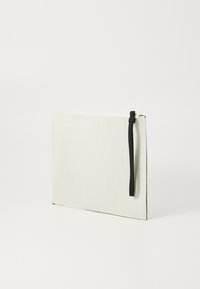 Pochette en tissu blanc avec une surface texturée, dotée d'une fermeture éclair noire et d'une sangle noire en boucle pour un transport facile. Forme rectangulaire.