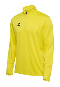 Gelber Pullover mit langen Ärmeln und einem Viertelreißverschluss-Kragen, aus weichem Material gefertigt, mit einem schwarzen Logo auf der linken Brust.