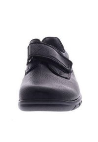 Schwarzer Schuh mit strukturiertem, synthetischem Obermaterial, weiter Passform und zwei Klettverschlussbändern zum Schließen. Abgerundete Spitze und gepolsterte Sohlengestaltung.