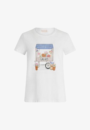 Camiseta blanca de algodón con una colorida ilustración de una carretilla decorada con flores, que presenta un dosel a rayas azules y cestas decorativas.