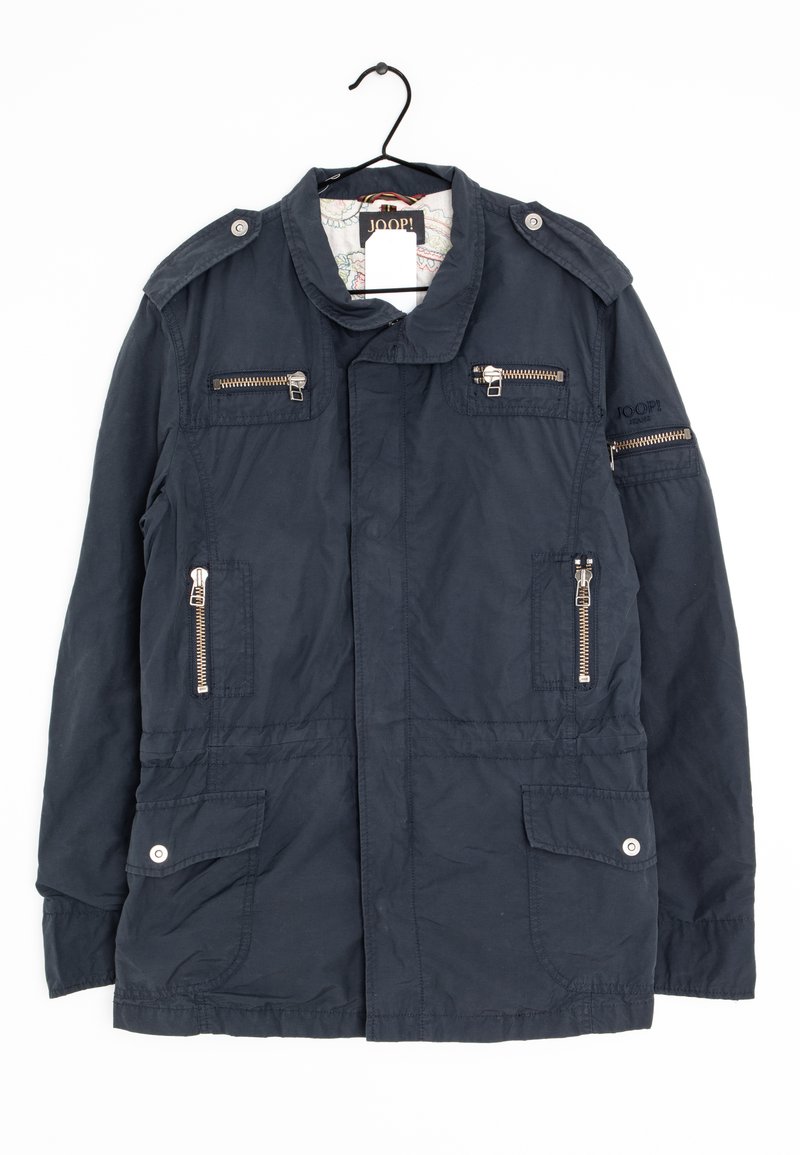 Chaqueta de marina hecha de tela, con cremalleras en el pecho y las mangas, epaulettes en los hombros, dos bolsillos frontales y un botón a presión en el dobladillo.