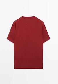T-shirt uni rouge foncé à manches courtes, vu de dos avec un col rond sur un fond blanc uni.