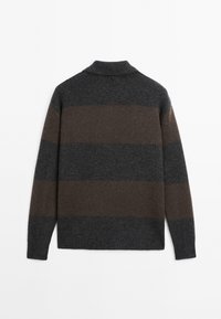 Maglione a collo alto grigio scuro e marrone a righe. Presenta un colletto ripiegato e maniche lunghe. Realizzato in un morbido materiale in maglia testurizzata.