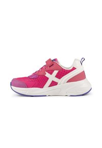 Scarpa sportiva rosa con tessuto a rete, accenti bianchi, pannelli testurizzati, dettagli viola e chiusura a strappo. Progettata per supporto e comfort.