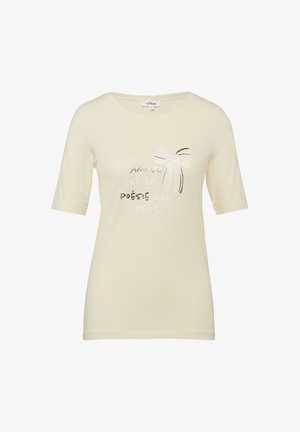 Roomkleurig T-shirt met korte mouwen en Franse tekst "L'amour est la poésie des sens" en een decoratieve lintgrafiek op de voorkant.