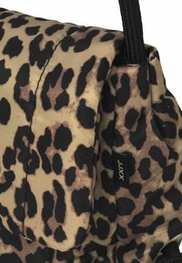 Borsa in tessuto a stampa leopardata con una combinazione di colori beige e nero, caratterizzata da un design imbottito e trapuntato e un'etichetta di marca. Superficie testurizzata.