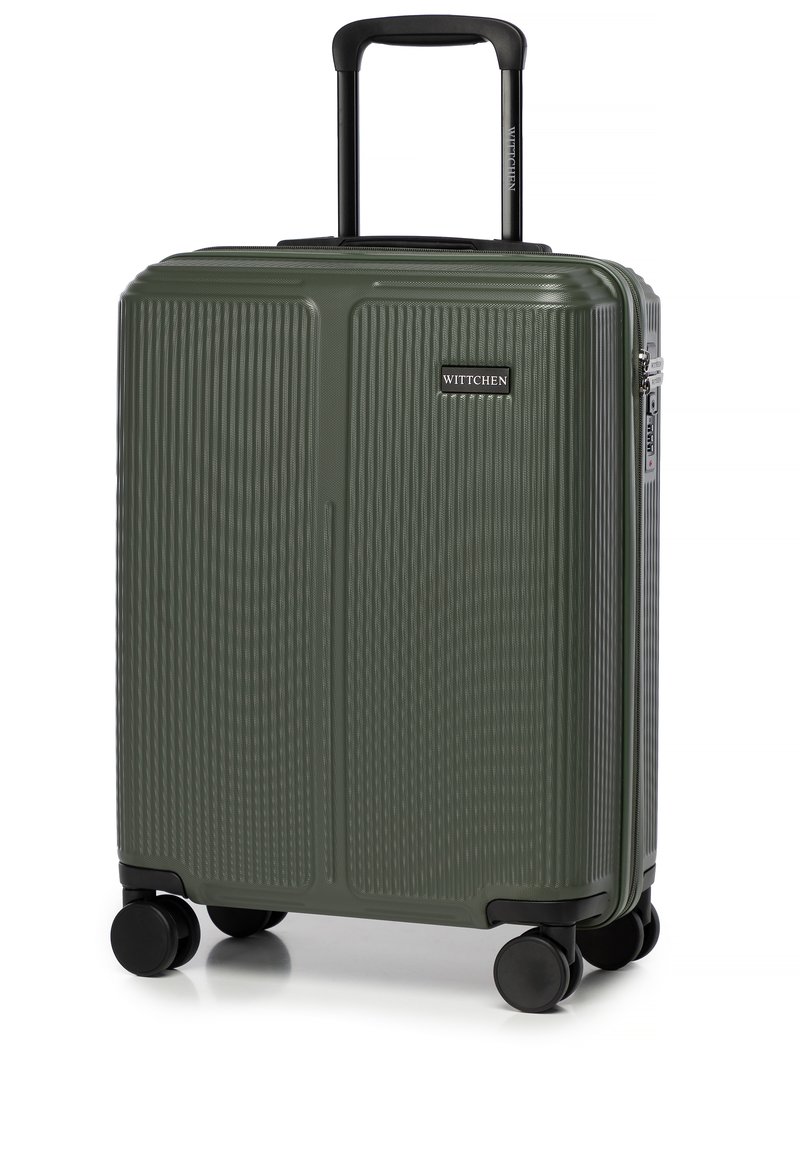 Zelený tvrdý kufr s vroubkovaným povrchem, černými koly a teleskopickou rukojetí, má na přední straně logo.