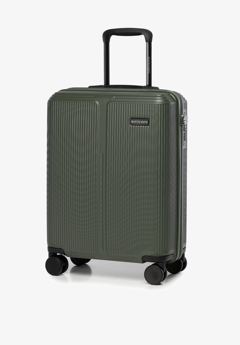 Zelený tvrdý kufr s vroubkovaným povrchem, černými koly a teleskopickou rukojetí, má na přední straně logo.