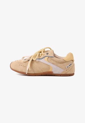 Beige semsket sneakers med gule og hvite detaljer, snøring, rund tupp og gummisåle med perforeringer på sidene.