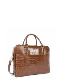 Borsa in pelle marrone con embossing a forma di coccodrillo, dotata di doppie maniglie superiori, tracolla removibile e tasca frontale. Presenta una forma rettangolare strutturata.
