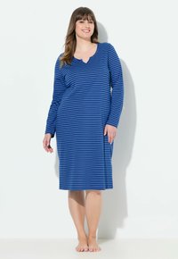 Robe da notte blu a maniche lunghe con strisce orizzontali bianche, presenta un scollo a V e una vestibilità comoda, realizzata in tessuto morbido, che arriva a metà polpaccio.