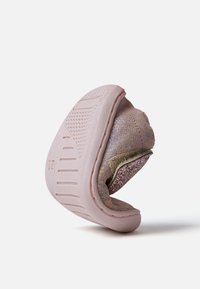 Pantofole rosa con una suola in gomma testurizzata, dotate di una parte superiore glitterata e di un'estetica morbida e piegata. Il design mette in mostra accenti unici e scintillanti.