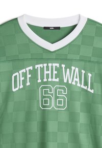 Vihreä lyhythihainen paita, jossa on valkoinen V-pääntie, ruutukuvio, "OFF THE WALL" -teksti ja numero "66" valkoisena.
