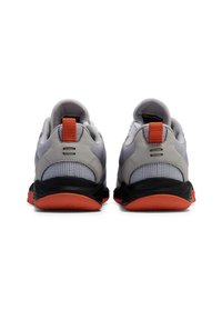 Graue Sportschuhe mit orangefarbenen Akzenten, kontrastierender schwarzer Sohle, strukturierten Mesh-Bereichen und Fersenschlaufen für ein einfaches Anziehen.