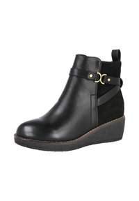 Botas de tobillo de cuero negro y ante con suela de cuña, que presentan un acento de hebilla dorada y detalles de costura a lo largo del borde.