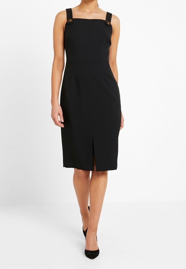 Svart klänning med strukturerad tyg, fyrkantig halsringning, breda axelband med guld-detaljer, knälång med en slitsdetalj fram.