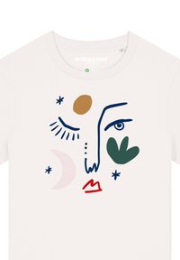 Crème-kleurige katoenen t-shirt met een abstract gezicht ontwerp in marineblauw, rood, groen en roze, met verschillende vormen en decoratieve elementen.