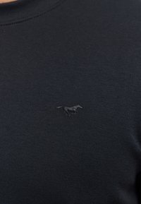 Czarny t-shirt z krótkim rękawem wykonany z prążkowanej tkaniny, z małym, tonalnym logo konia wyhaftowanym na piersi.