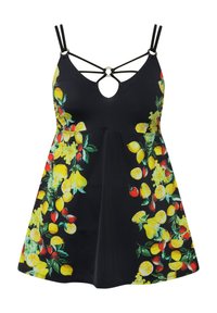 De zomerjurk heeft een zwarte achtergrond met kleurrijke fruitafdrukken, waaronder citroenen, aardbeien en druiven. Het heeft dunne bandjes en een uitsnijdetail.