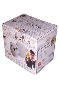 Scatola per mug a tema Harry Potter che presenta una mug in ceramica bianca a forma di gufo, con occhi gialli, decorata con grafiche e marchi di Hogwarts.