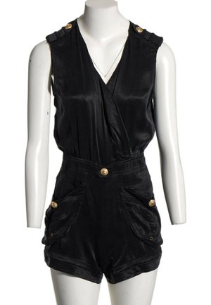 Combinaison noire sans manches avec col en V, taille haute, poches latérales et boutons décoratifs dorés aux épaules, poches et taille.