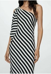 Mustavalkoinen raidallinen mekko, jossa on olkapään yli ulottuva malli. Kevyt kangas, vartalonmyötäinen siluetti ja tyylikäs solmusomistus olkapäällä.