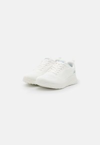 Weiße Sportschuhe mit einem strukturierten Mesh-Obermaterial, geschnürtem Vorderteil und gepolstertem Kragen. Sie verfügen über eine leichte, gerippte Sohle und hellblaue Akzente.