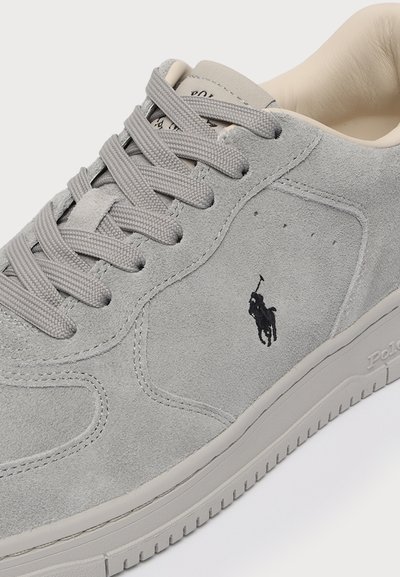 Ανοιχτό γκρι σουέτ sneaker με αντίστοιχα κορδόνια, μαύρο λογότυπο με άλογο Polo Ralph Lauren και μαλακή μπεζ εσωτερική επένδυση.