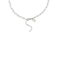 Collar de cadena de plata con diseño de eslabones alargados, que cuenta con un cierre seguro y una cadena ajustable con una pequeña etiqueta de charm.