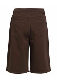 Shorts marron arrivant aux genoux avec poches arrière et passants pour ceinture, vus de dos sur fond blanc.