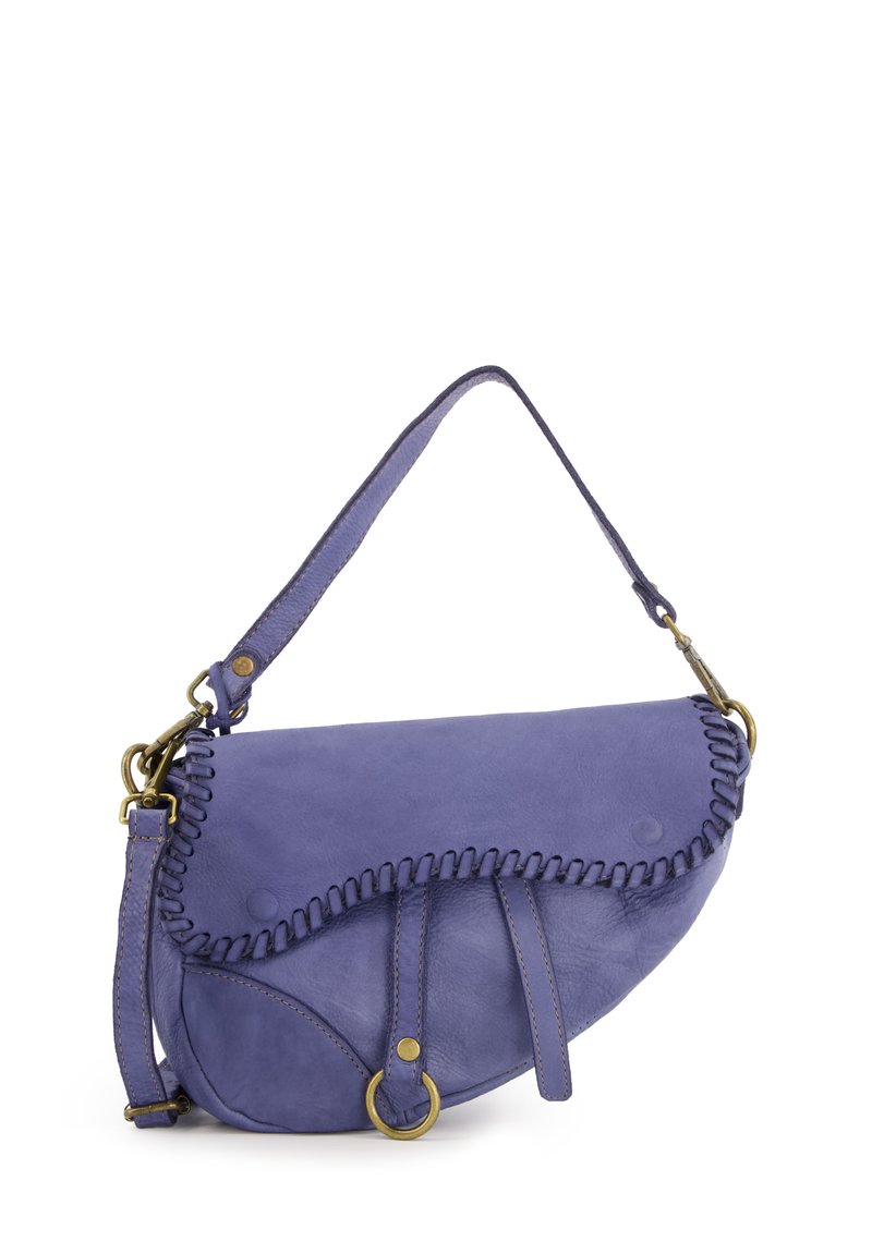 Lila Ledertasche mit geschwungener Form, ausgestattet mit dekorativen Nähten, einem oberen Klappenverschluss und einem abnehmbaren Gurt mit Messingbeschlägen.