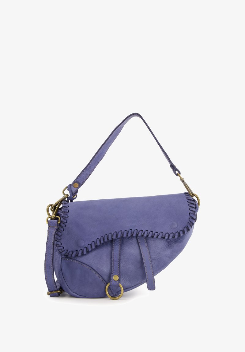 Lilla læderhåndtaske med en buet form, der har dekorativ syning, en topklap og en aftagelig rem med messingdetaljer.