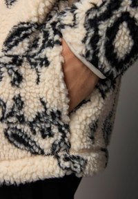 Thumbnail Image 7