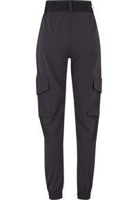 Fekete terep nadrág elasztikus szegélyekkel, nagy oldalzsebekkel zsebfedőkkel és széles derékrésszel, amely övcsatokat tartalmaz.