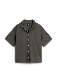 Chemise à manches courtes en tissu gris foncé. Dotée de deux poches poitrine, d'un col évasé et de boutons blancs à finition texturée.