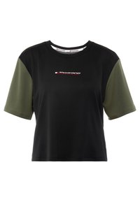 Svart kortärmad t-shirt med gröna kortärmar, med en röd och vit logotyp på bröstet. Slät textur, rund halsringning och avslappnad passform.