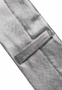 Metallnät tyg i silver-grått med en solid rektangulär sektion för fäste; fin rutnätstruktur genom hela, lätt och flexibel.