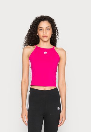 Top corto rosa con scollatura rotonda e spalline sottili, con il marchio Adidas bianco sul petto e tre strisce bianche sui lati.