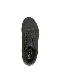 Zapatilla de deporte verde oscuro con una parte superior suave y texturizada, que presenta perforaciones, cierre con cordones y una plantilla acolchada. Suela de goma visible.