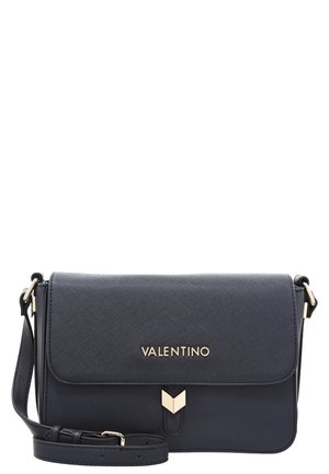 Sac bandoulière Valentino en matériau texturé bleu marine, doté d'une fermeture à rabat, d'un logo en or et de quincaillerie d'accent. Bandoulière réglable.