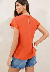 Lipsy REGULAR FIT - Marškinėliai su spaudiniu - orange