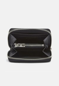 Portafoglio in pelle nera aperto per mostrare più scomparti, slot per carte e una tasca centrale con zip per monete con zip in argento.