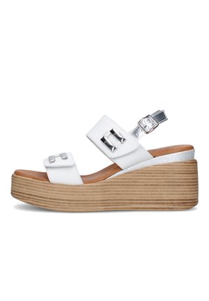 Sandalo zeppa bianco con doppi cinturini con fibbia argento, cinturino alla caviglia argento con fibbia e suola platform effetto legno.